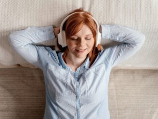девушка получает удовольствие от прослушивания музыки